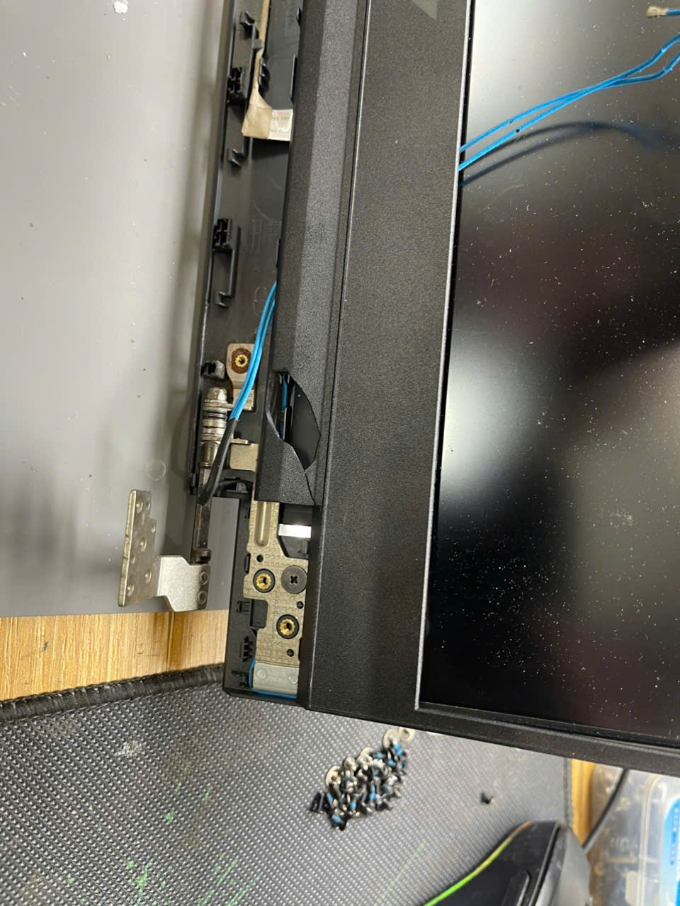 Sửa Bản Lề Laptop Gãy – Có Cần Thay Toàn Bộ Vỏ Không?