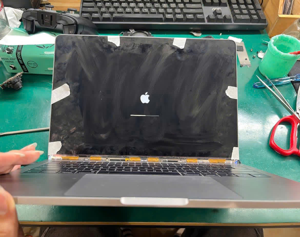 MacBook Bị Sọc Màn Hình Có Sửa Được Không?