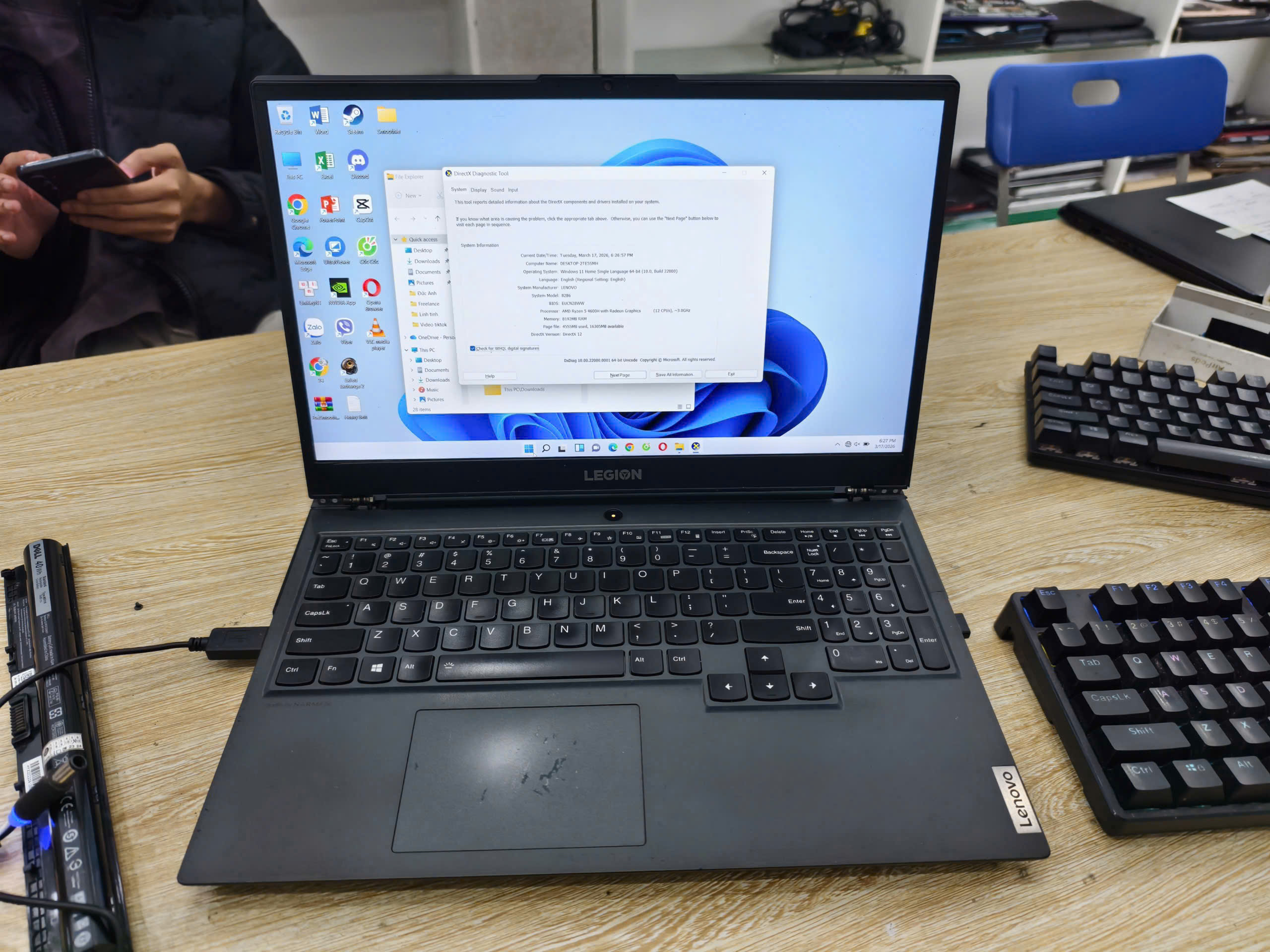 Có Nên Vừa sạc vừa dùng laptop không?